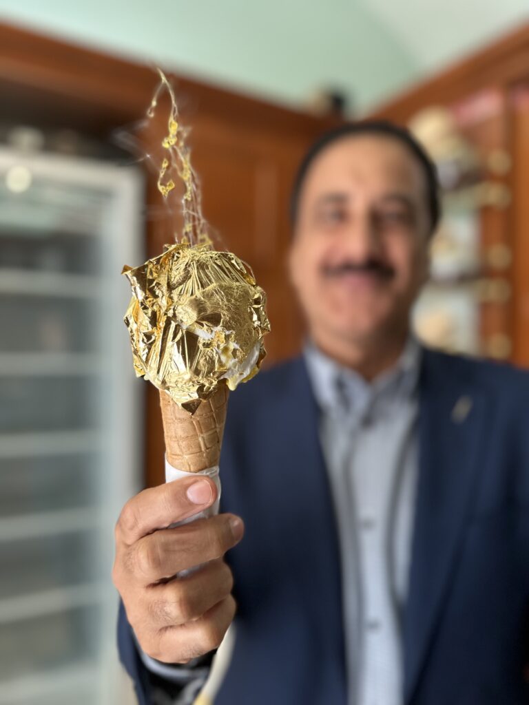 Il noto giornalista Iraniano in Italia Hamid Masoumi Nejad ha condotto un servizio per raccontare di questo dello “Scettro del Re” e delle differenze con il gelato iraniano.
