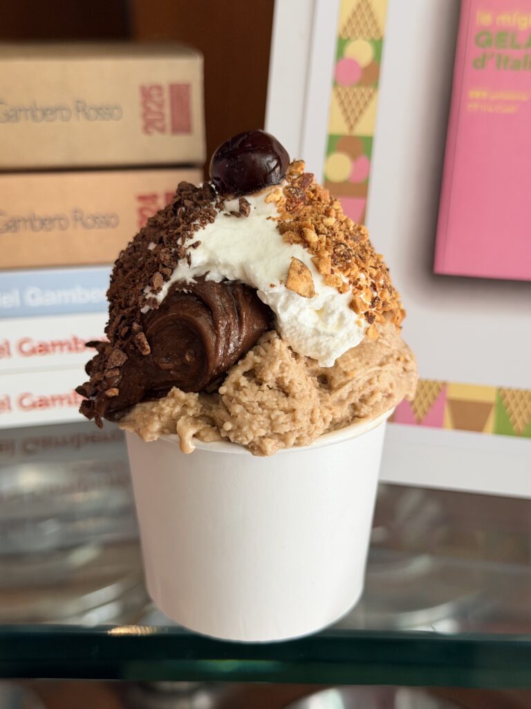 il gelato di mokambo con le guide gambero rosso sullo sfondo - Gelateria Artigianale Mokambo